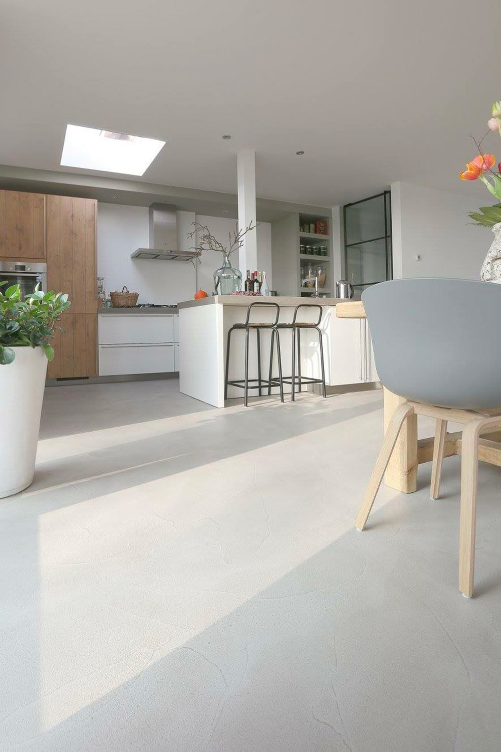 Quel sol pour aménager sa cuisine en 2025 ? 31 Cuisine moderne avec du sol en béton haut de gamme