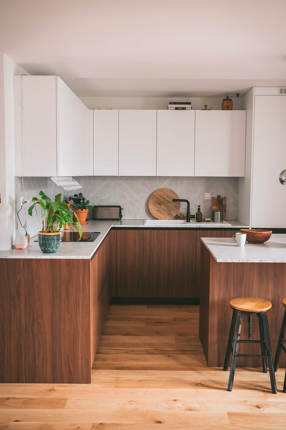 Quel sol pour aménager sa cuisine en 2025 ? 22 Cuisine avec revêtement de sol pvc aspect bois naturel