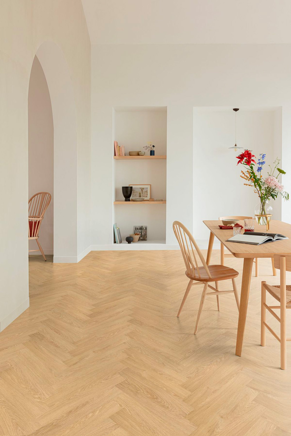 Salon avec sol pvc à bâton rompus aspect chêne