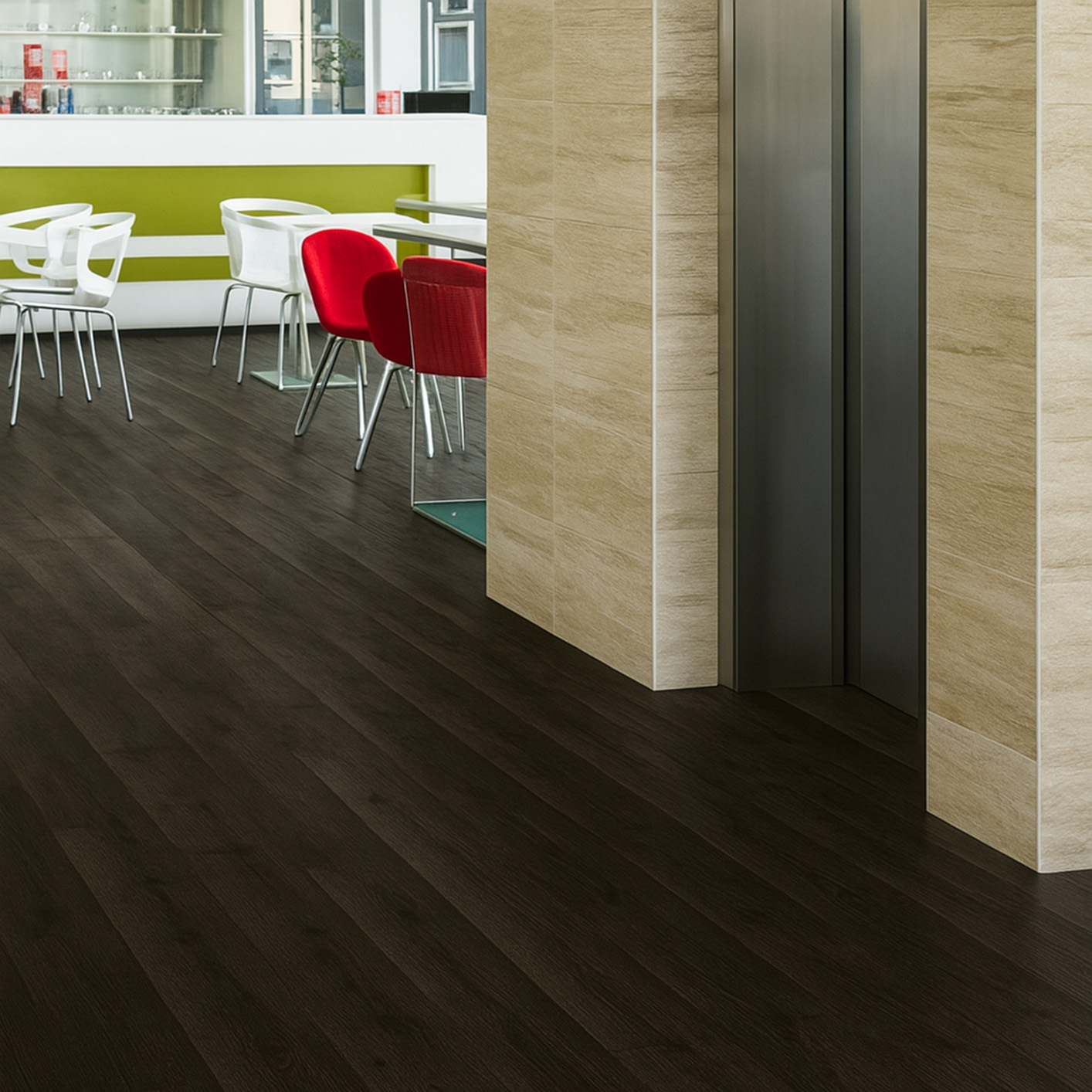 Sol vinyle à clipser aspect chêne foncé dans un bureau