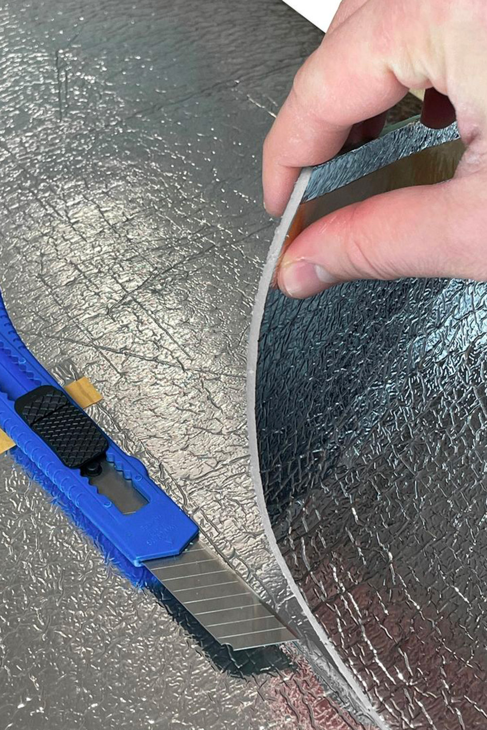 Découpe d'une sous couche de revetement de sol
