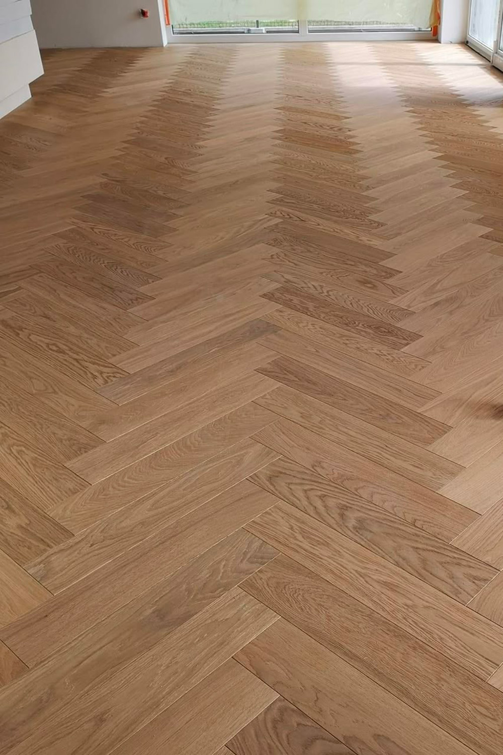 Salon moderne avec parquet en bâtons rompus