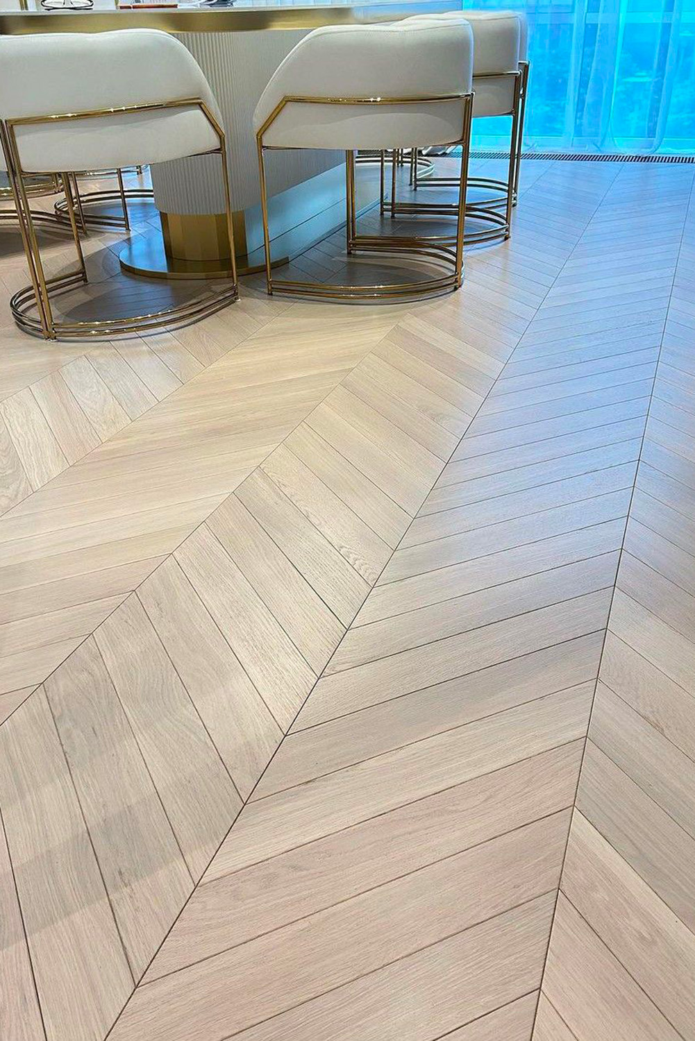 parquet point de hongrie dans un salon premium