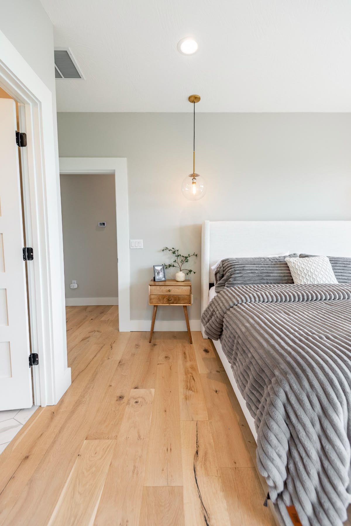 Chambre moderne avec parquet stratifié