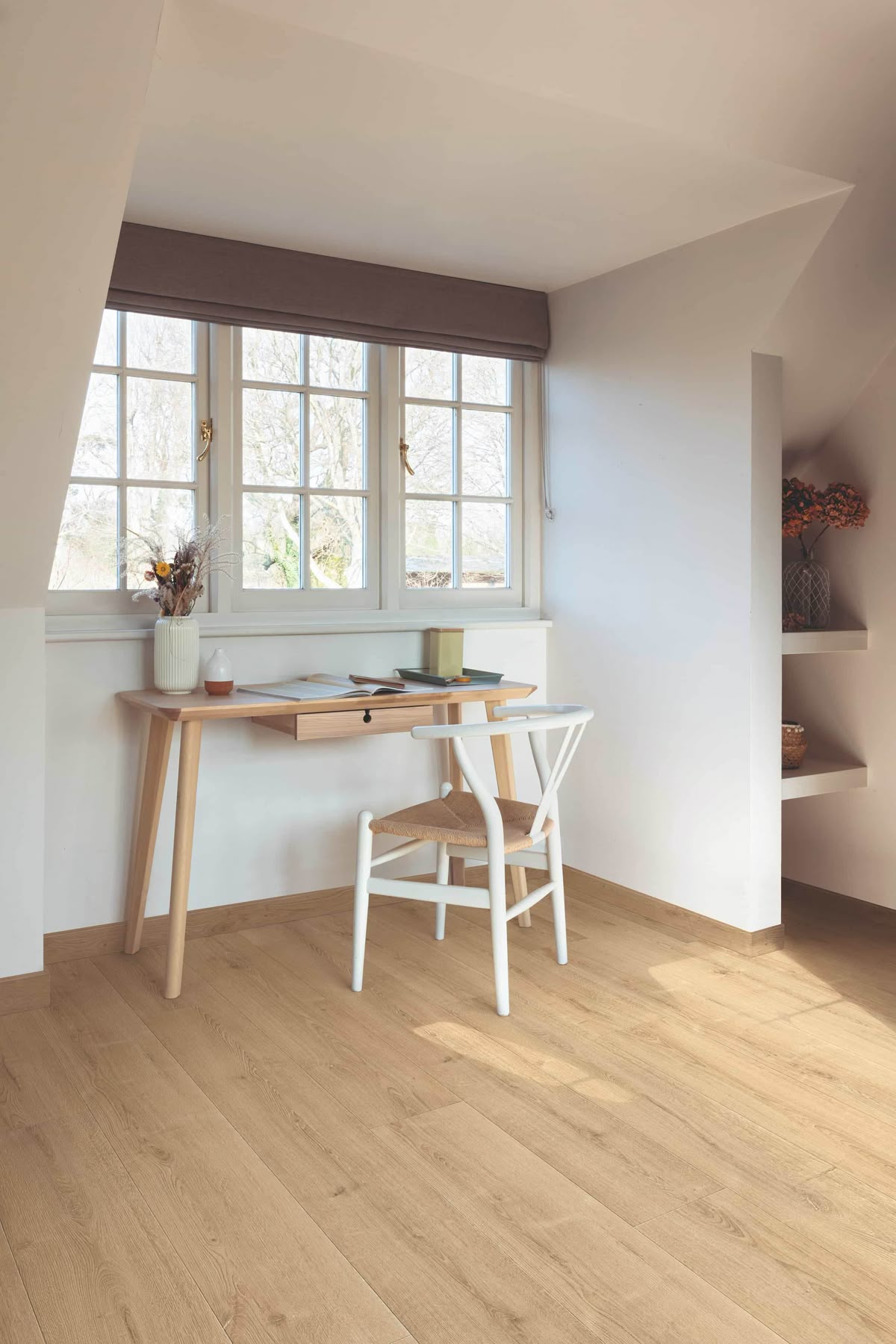 Bureau avec parquet stratifié aspect chêne naturel