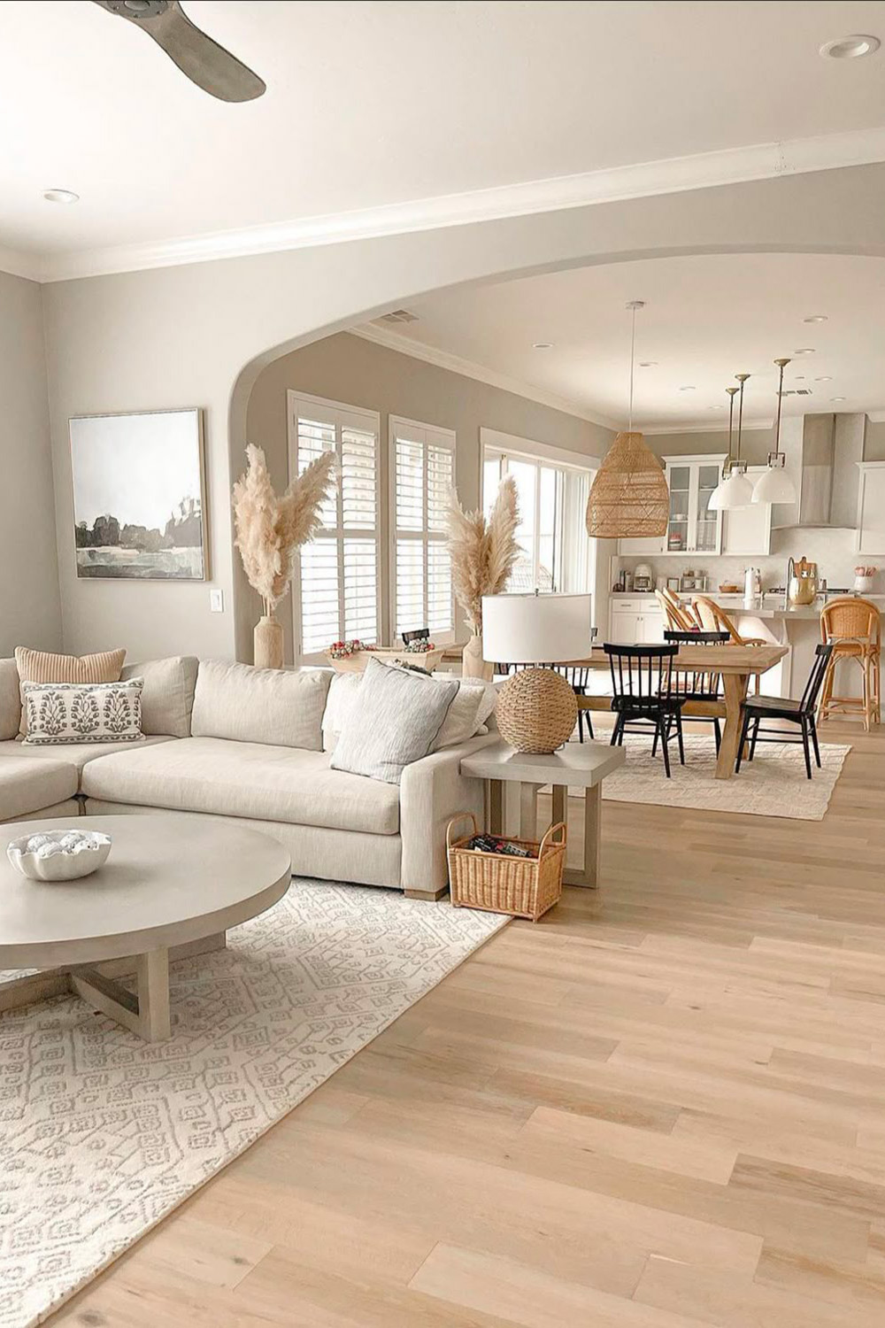 Salon moderne avec parquet stratifié