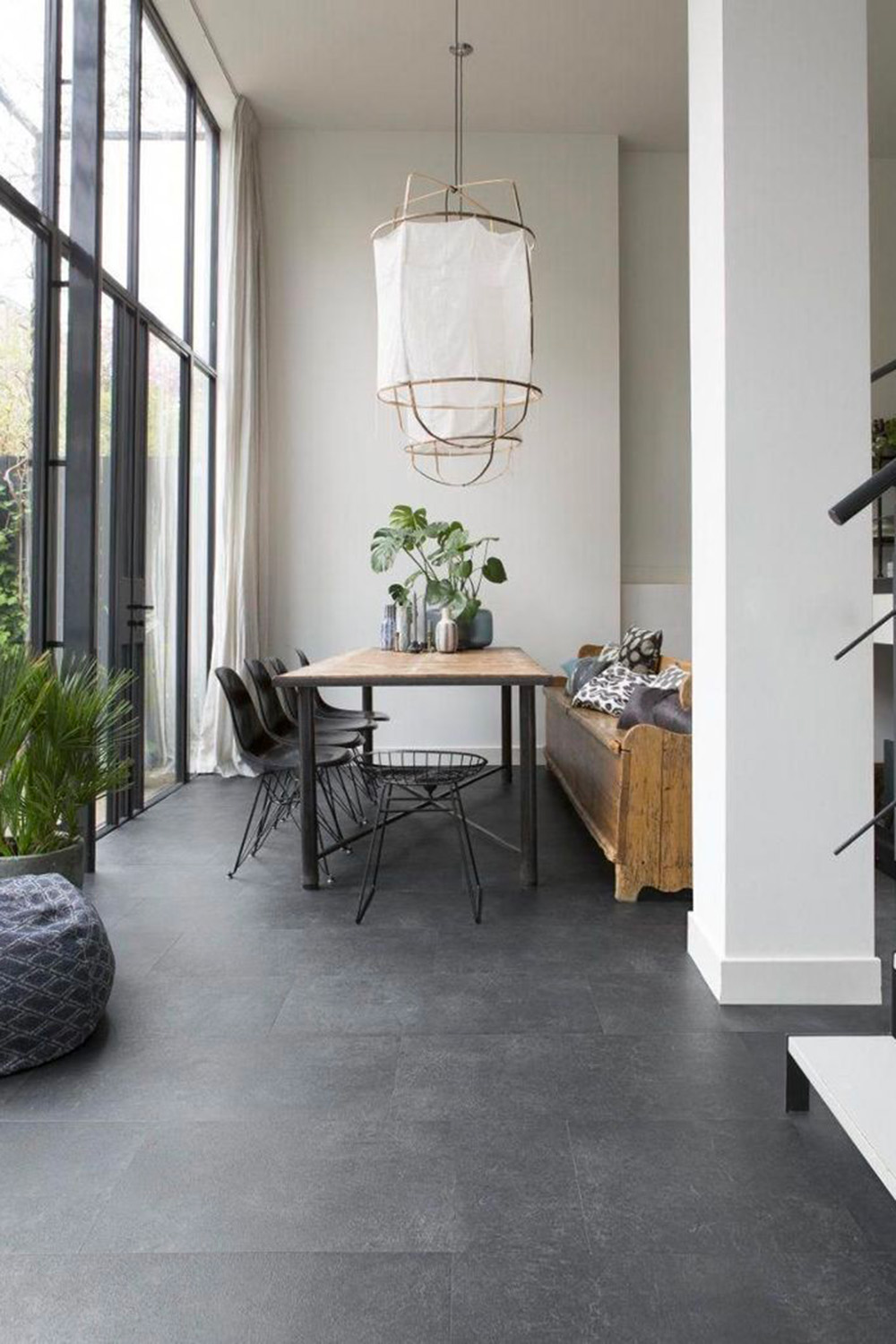 Salle à manger avec revêtement de sol pvc aspect ardoise