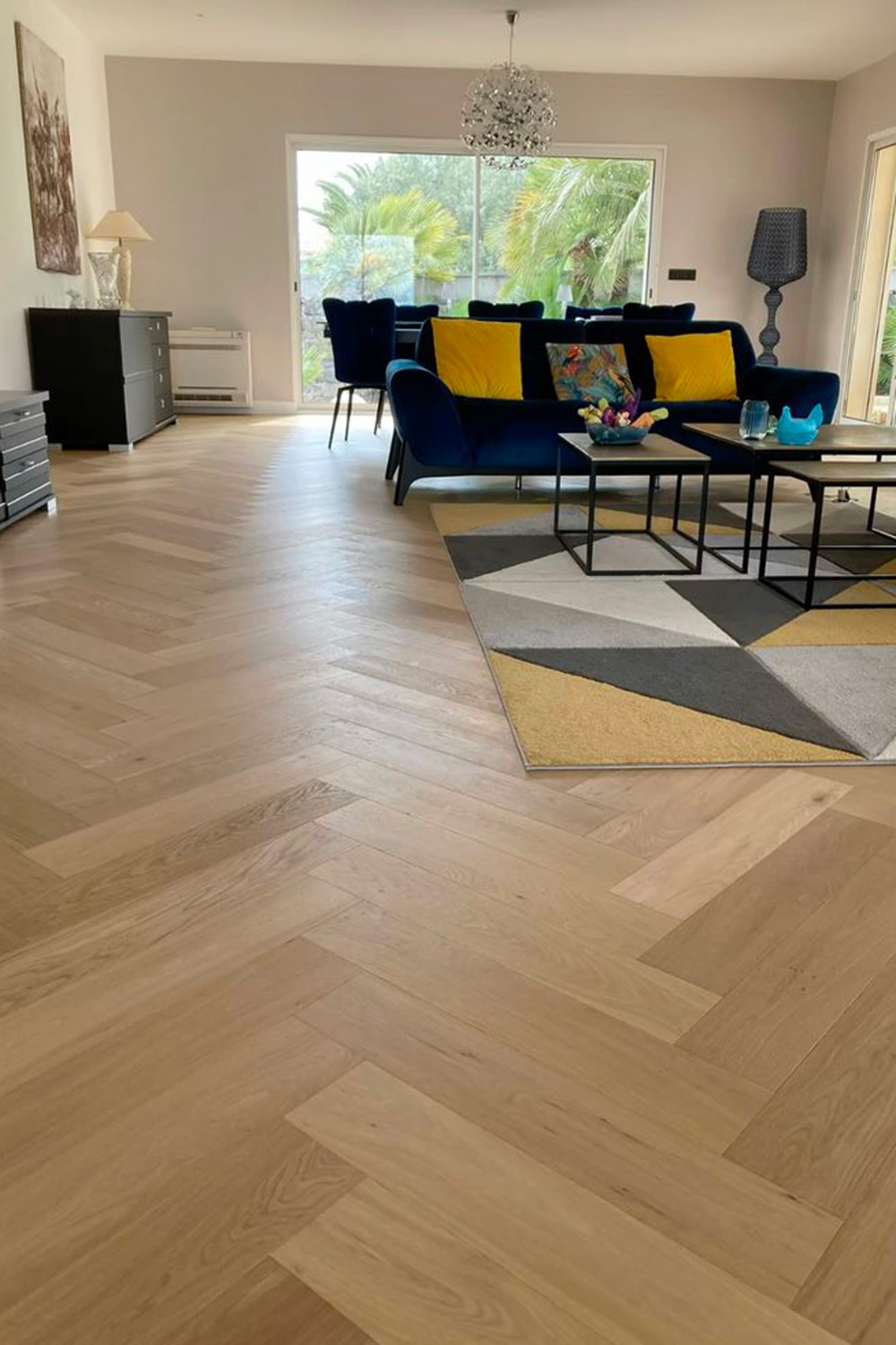 Salon moderne avec parquet en bâtons rompus